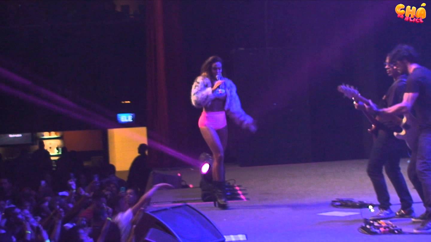 Chá da Alice – Alinne Rosa – Esperando Na Janela (Ao Vivo) @ Barra Music