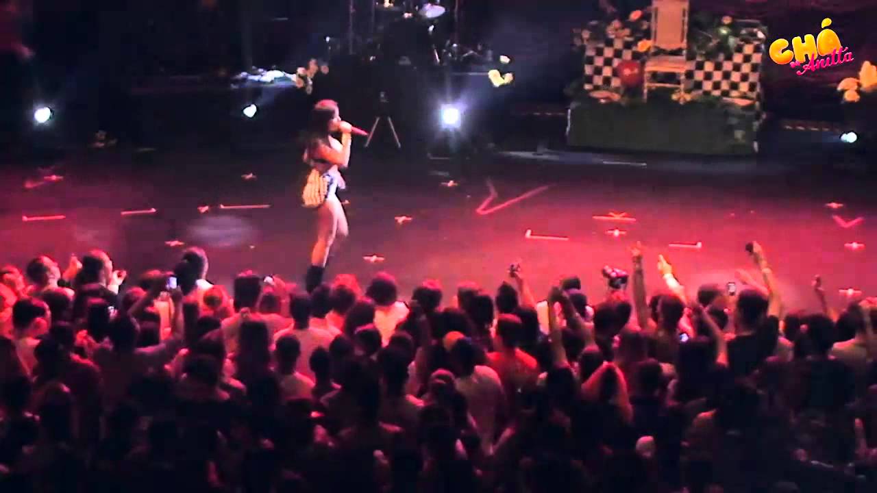 Anitta – Beijar na Boca (Ao Vivo) @ Chá da Anitta – Vídeo Oficial