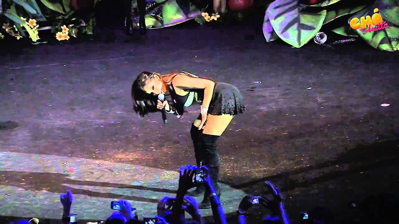 Anitta faz o quadradinho de 4 @ Chá da Anitta 2