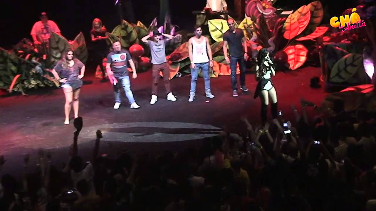Anitta chama o público pra dançar o Bonde Das Maravilhas no palco @ Chá da Anitta