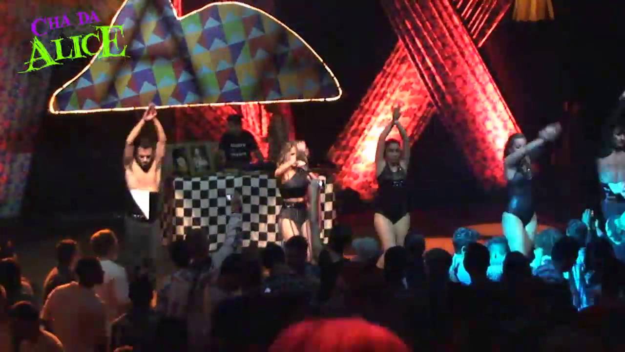 Jullie – Rolling In The Deep / Till The World Ends (Ao Vivo) @ Chá da Alice Morro da Urca