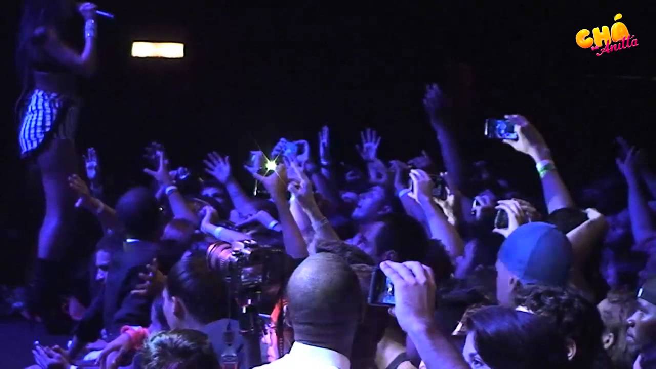 Anitta – Fica Só Olhando | FUNK  (Ao Vivo) @ Chá da Anitta – Vídeo Oficial