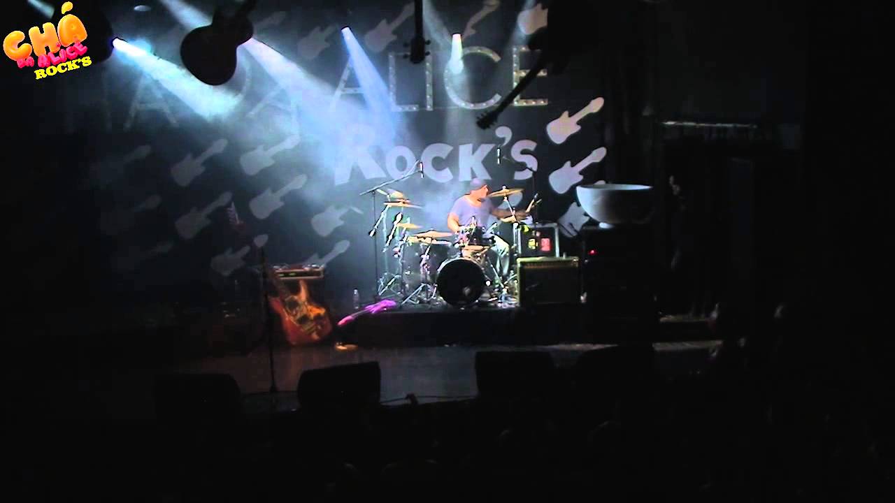 Bicudo, do LS Jack, faz solo de bateria @ Chá da Alice Rock’s